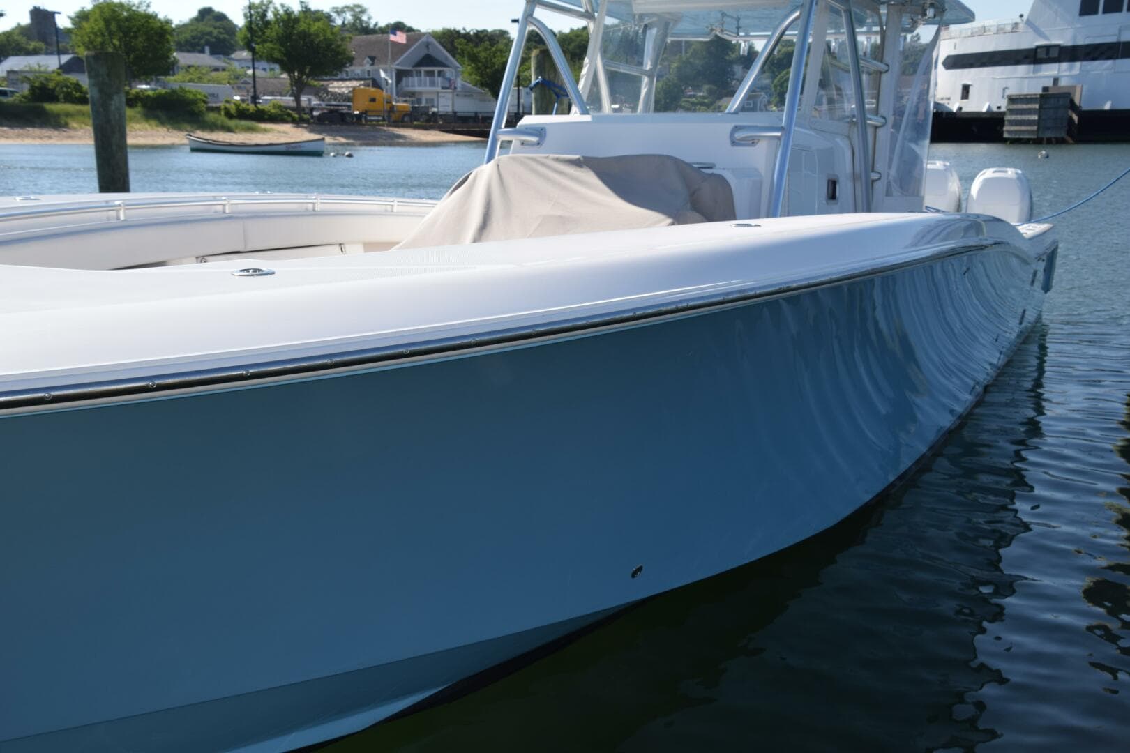 2018 Invincible 42 Center Cabin — photo 23