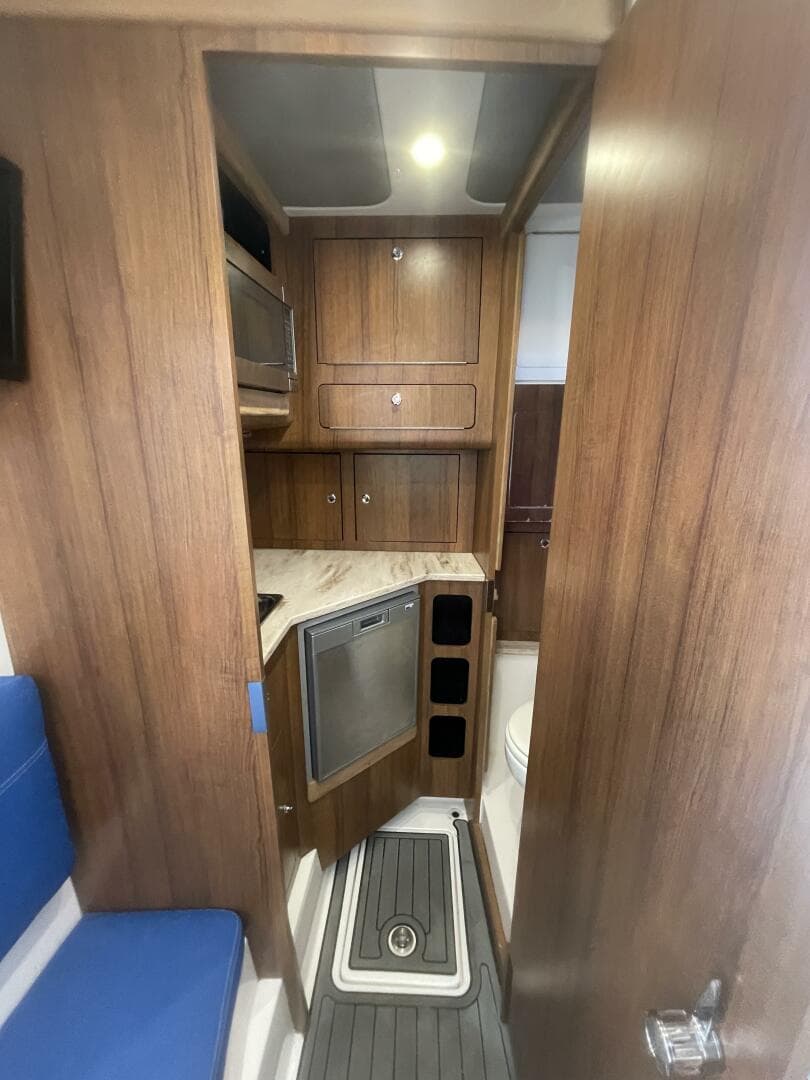 2018 Invincible 42 Center Cabin — photo 65