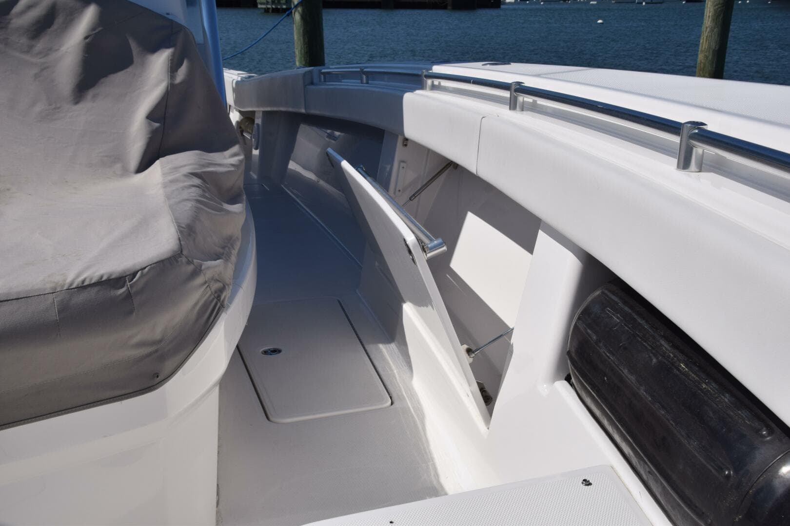 2018 Invincible 42 Center Cabin — photo 8