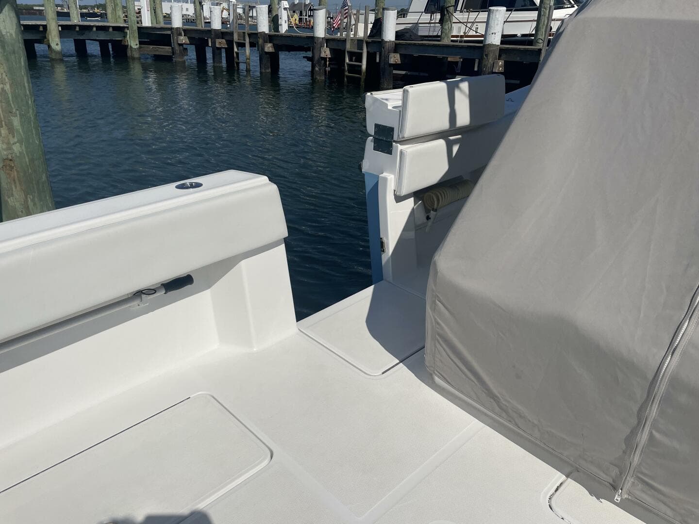 2018 Invincible 42 Center Cabin — photo 39