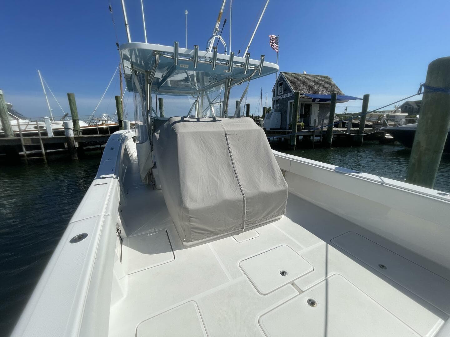 2018 Invincible 42 Center Cabin — photo 29