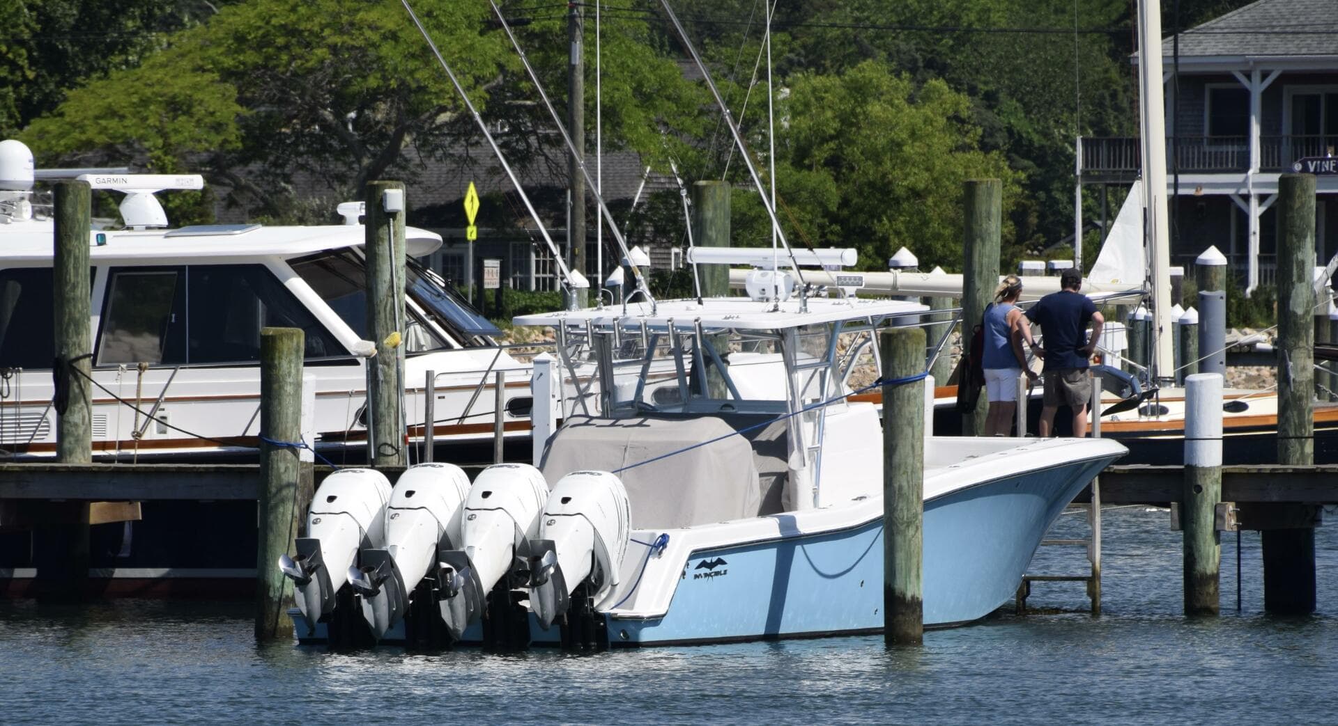 2018 Invincible 42 Center Cabin — photo 2