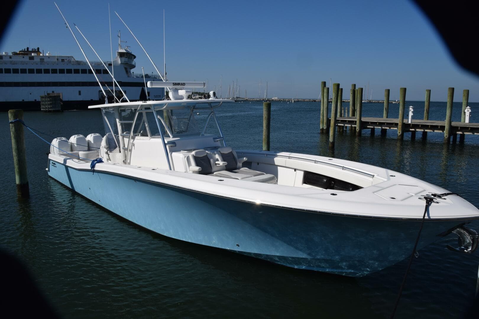 2018 Invincible 42 Center Cabin — photo 19