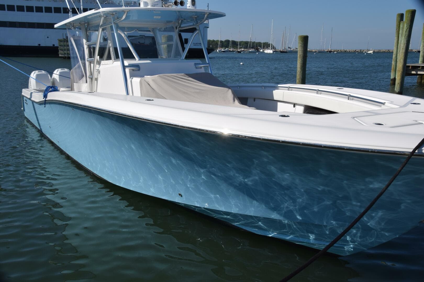 2018 Invincible 42 Center Cabin — photo 21