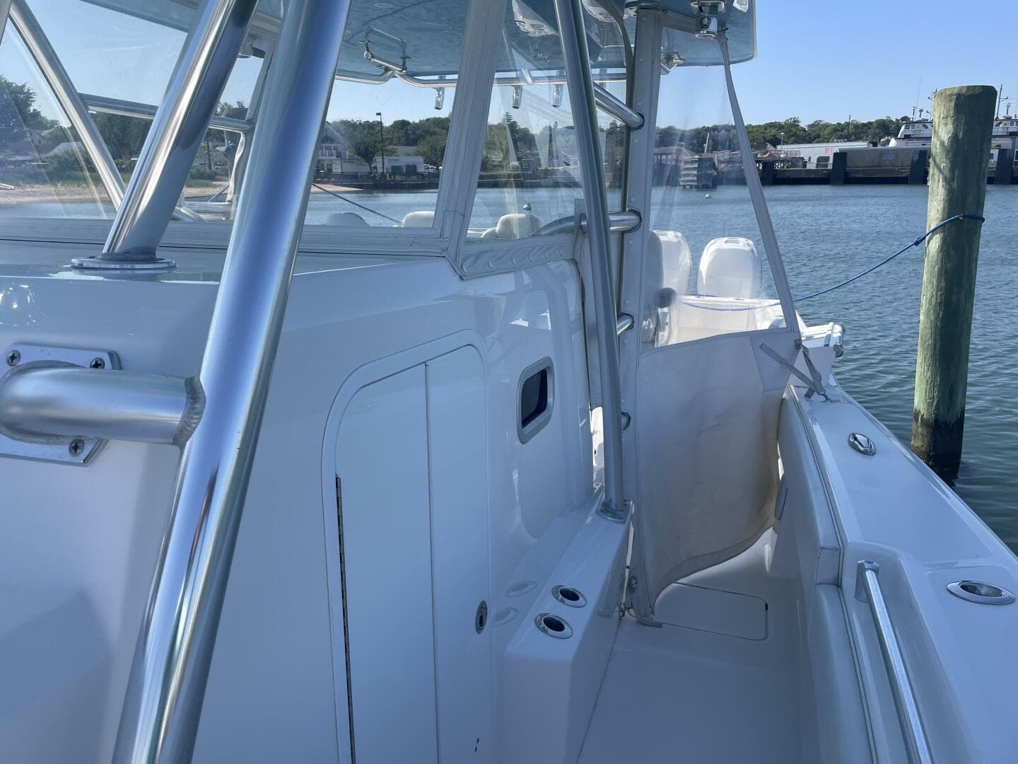 2018 Invincible 42 Center Cabin — photo 41