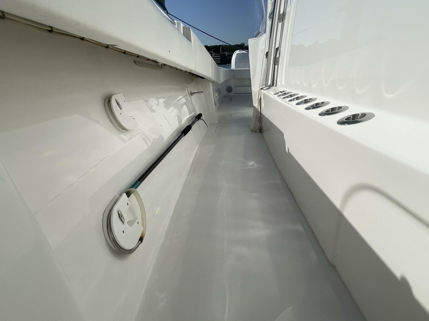 2018 Invincible 42 Center Cabin — photo 49