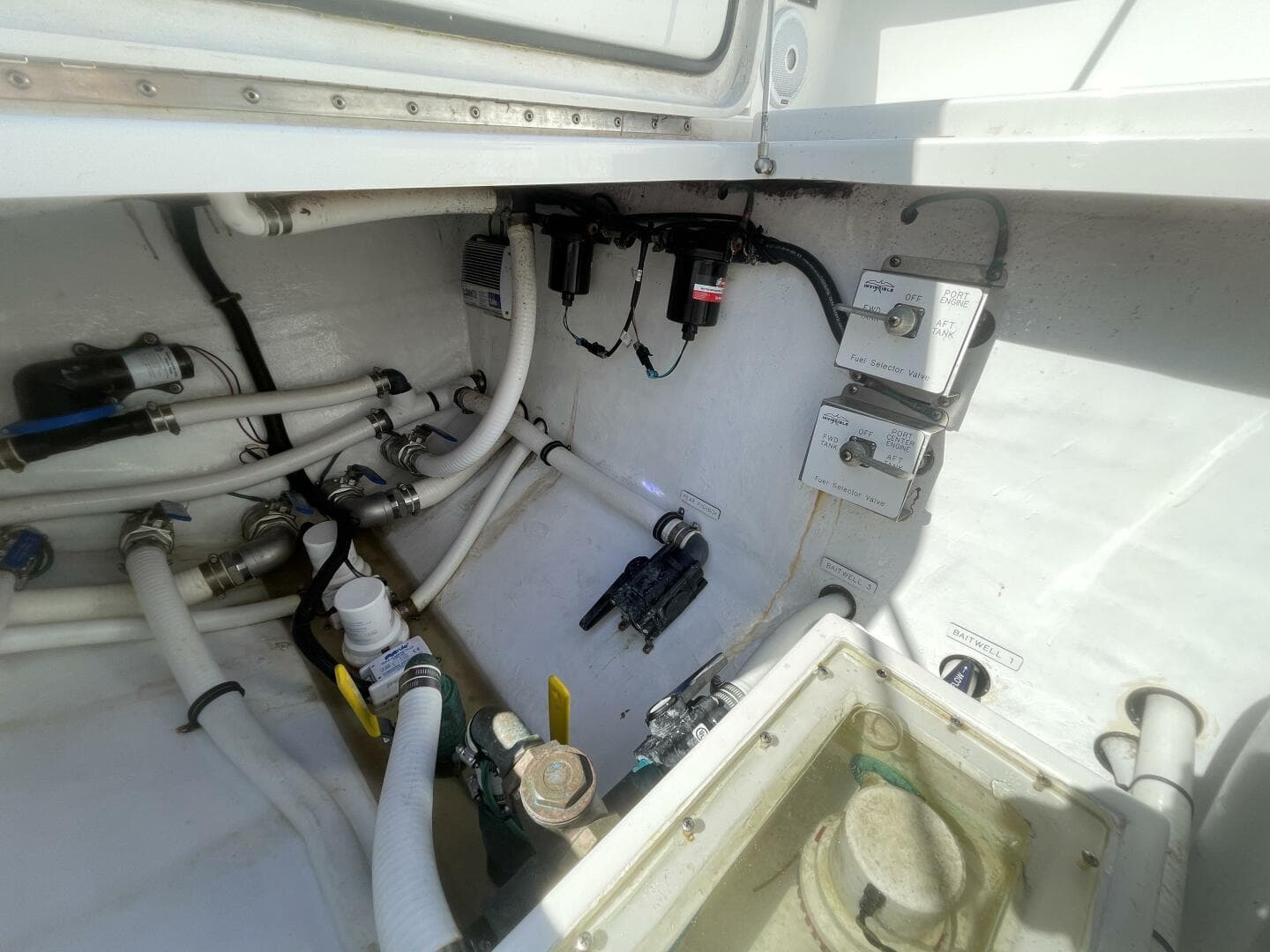 2018 Invincible 42 Center Cabin — photo 32
