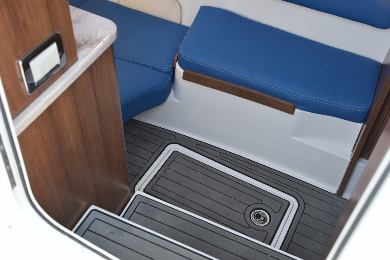 2018 Invincible 42 Center Cabin — photo 64