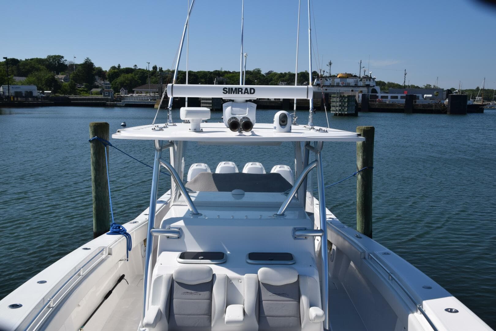 2018 Invincible 42 Center Cabin — photo 11