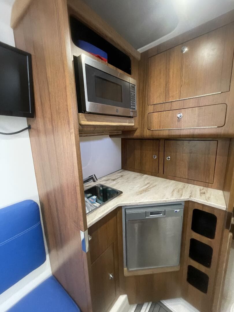 2018 Invincible 42 Center Cabin — photo 67