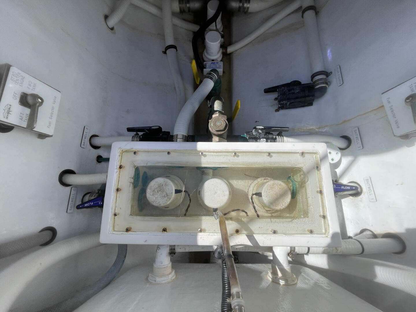 2018 Invincible 42 Center Cabin — photo 31