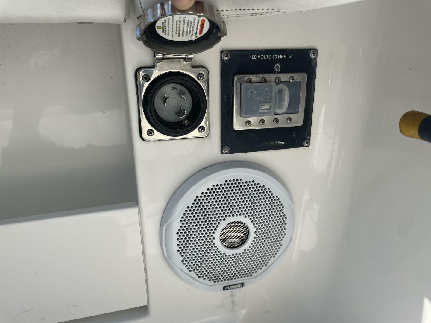 2018 Invincible 42 Center Cabin — photo 38