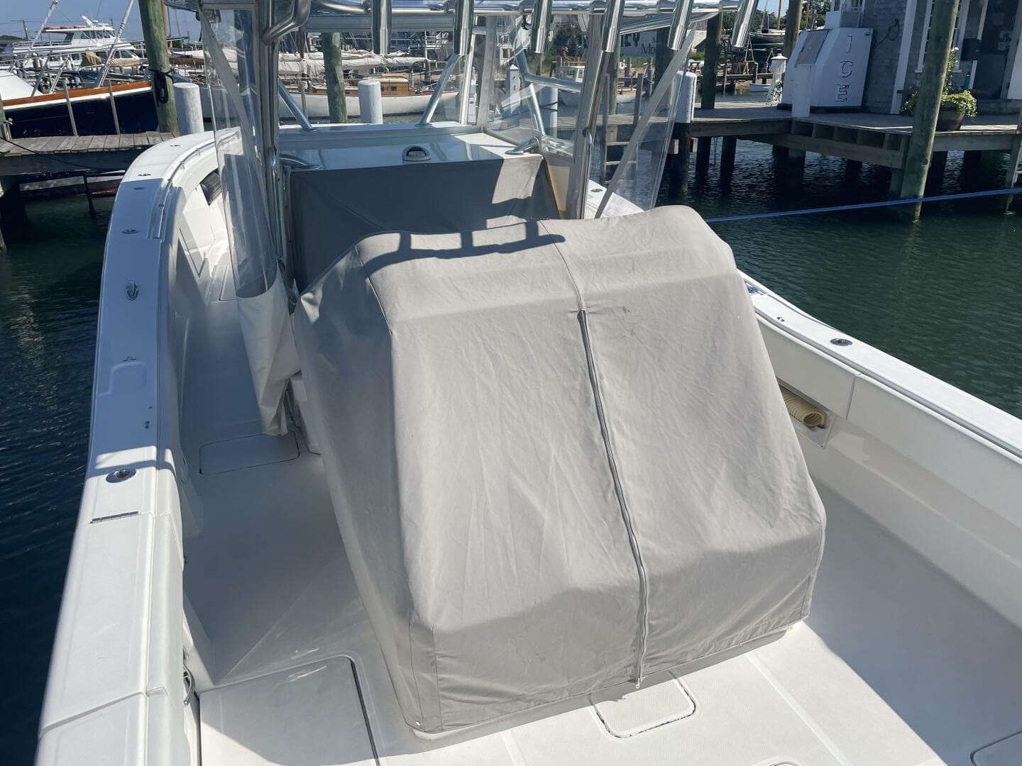 2018 Invincible 42 Center Cabin — photo 36