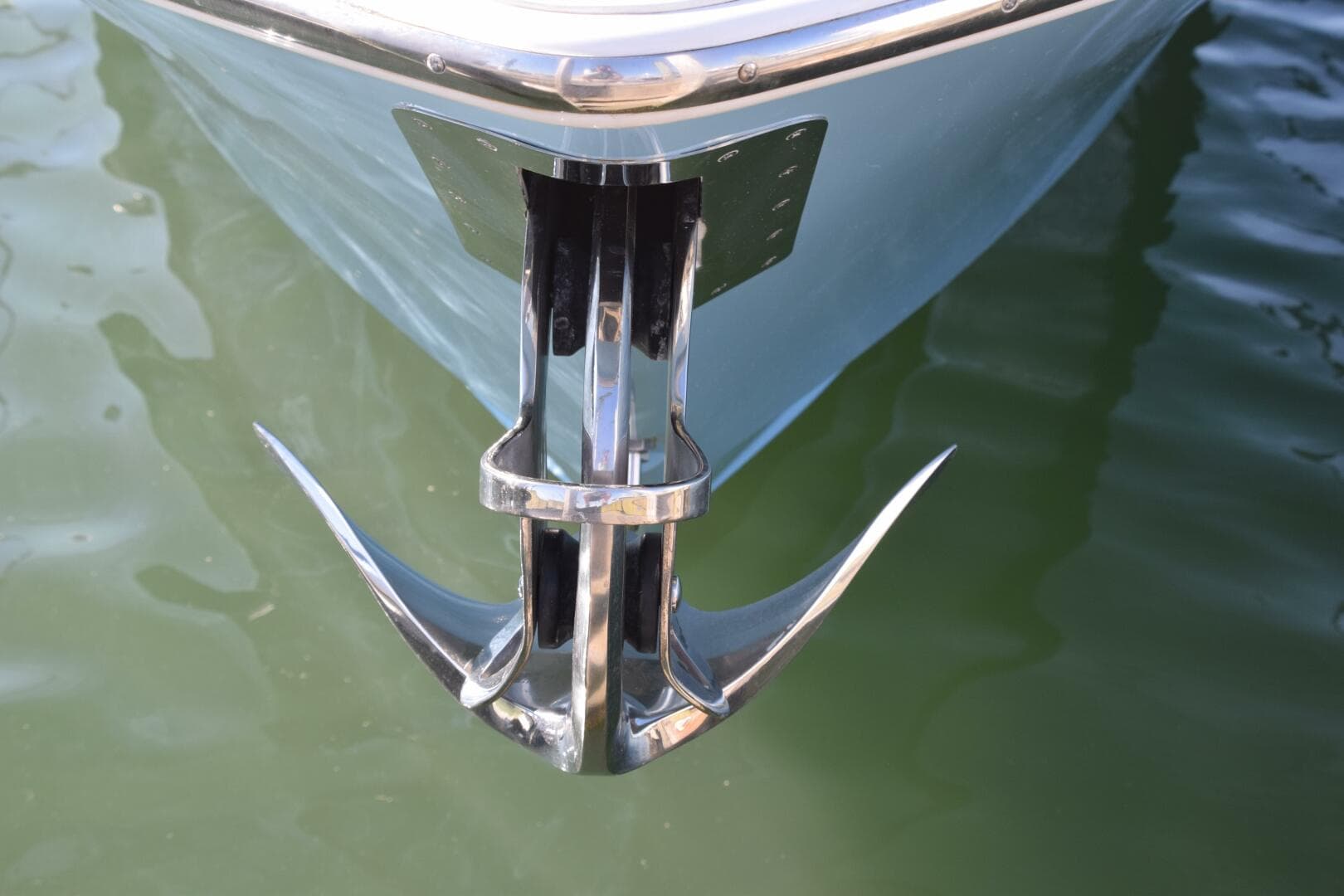 2018 Invincible 42 Center Cabin — photo 22