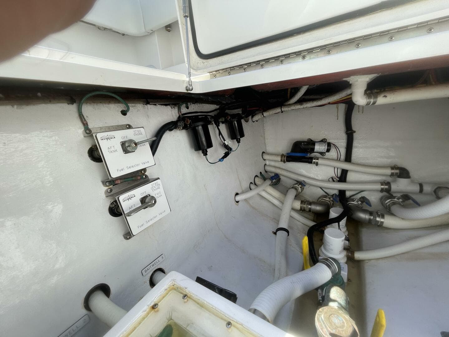 2018 Invincible 42 Center Cabin — photo 33