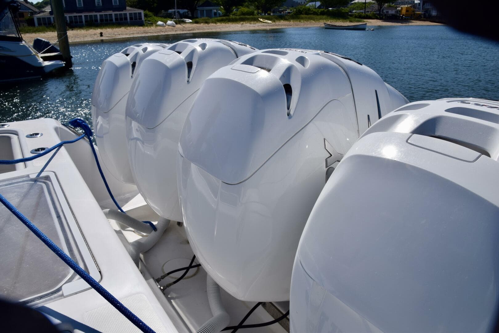 2018 Invincible 42 Center Cabin — photo 14