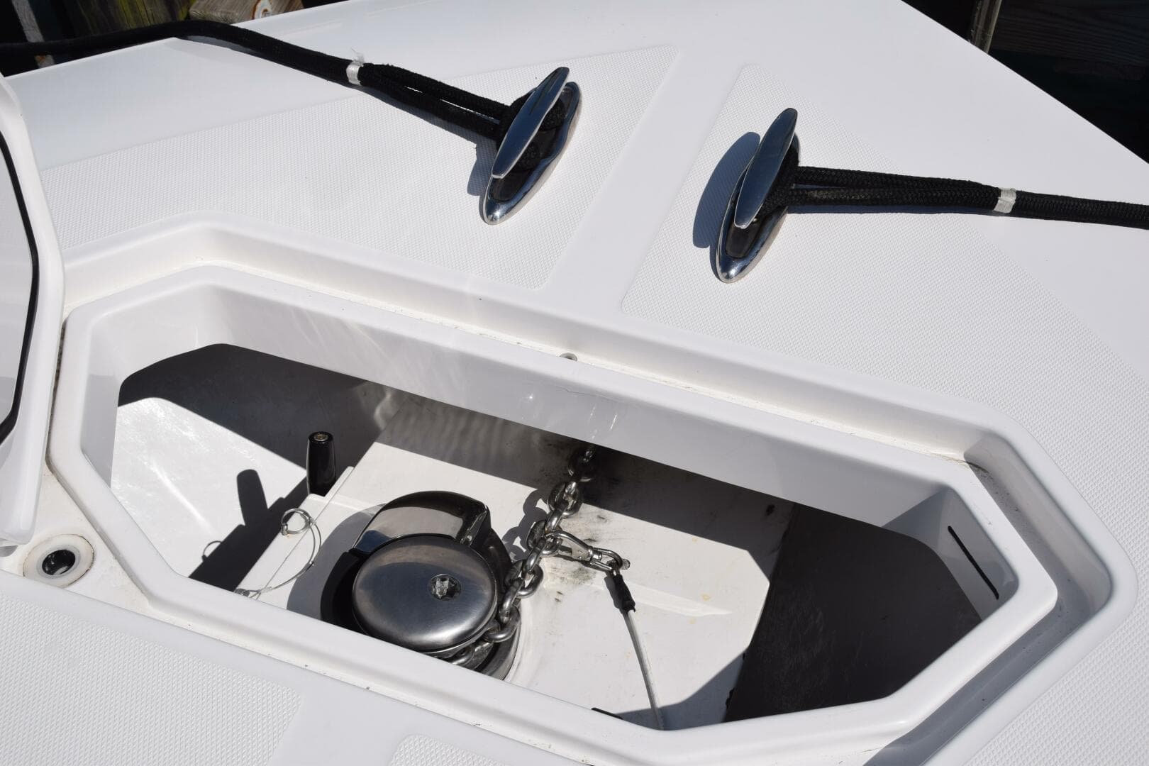 2018 Invincible 42 Center Cabin — photo 6