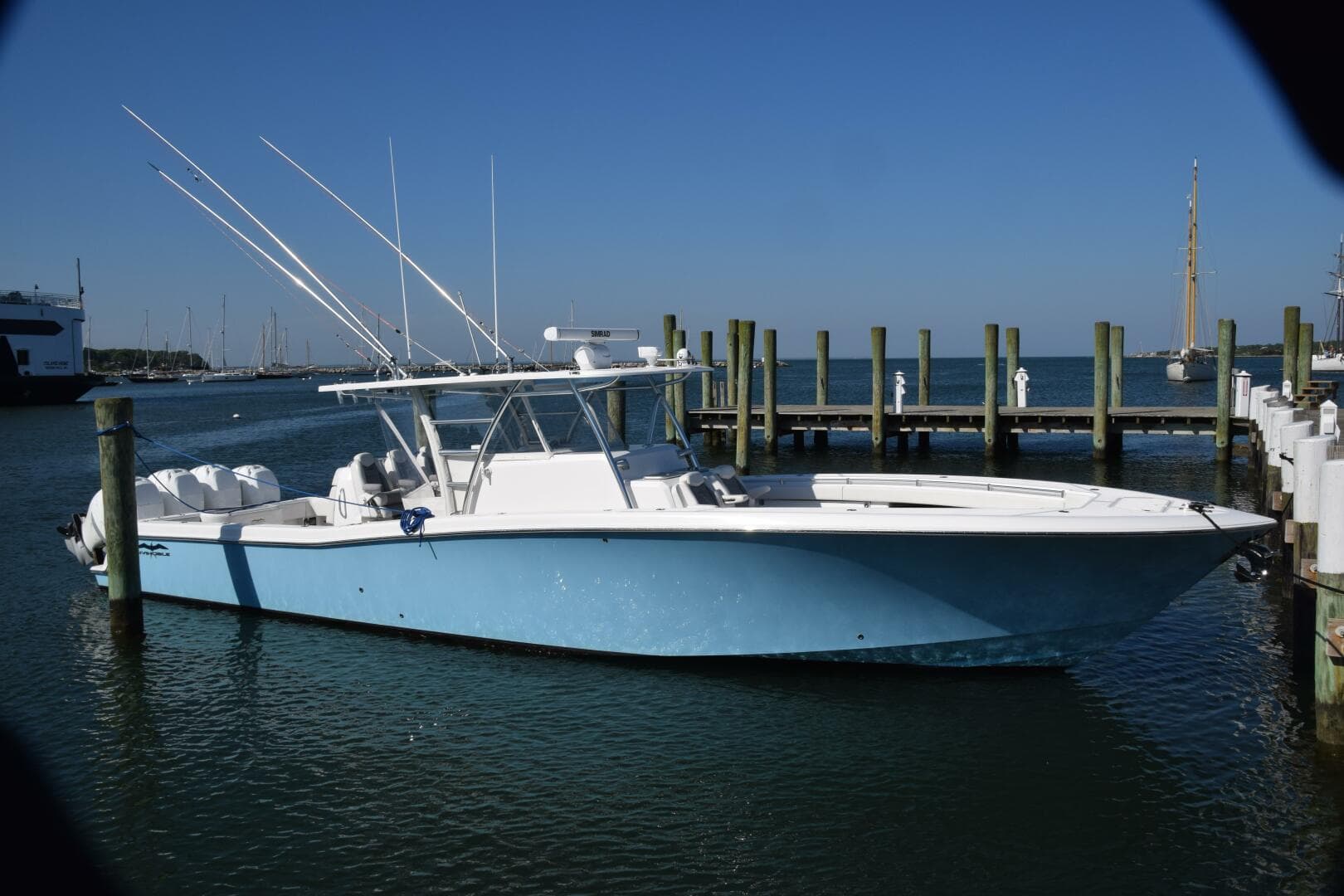 2018 Invincible 42 Center Cabin — photo 20