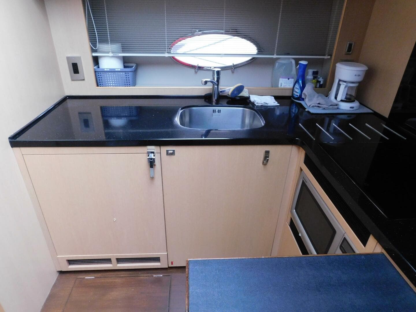 2011 Princess V52 — photo 10