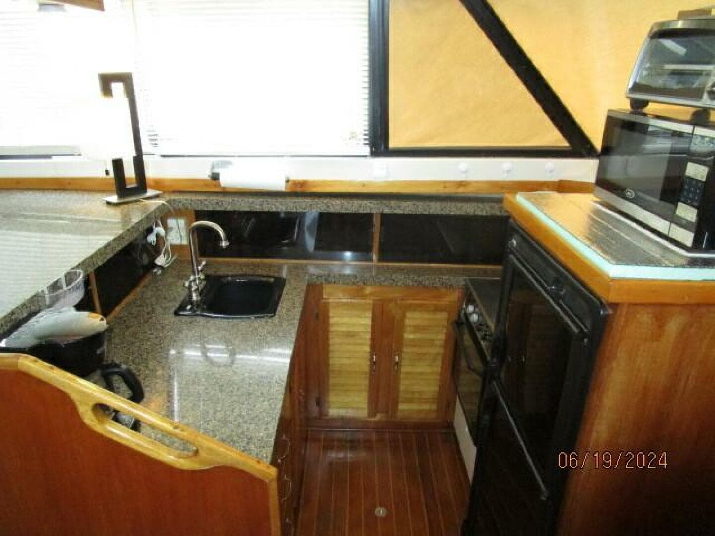1984 Mainship 40 DC — photo 44