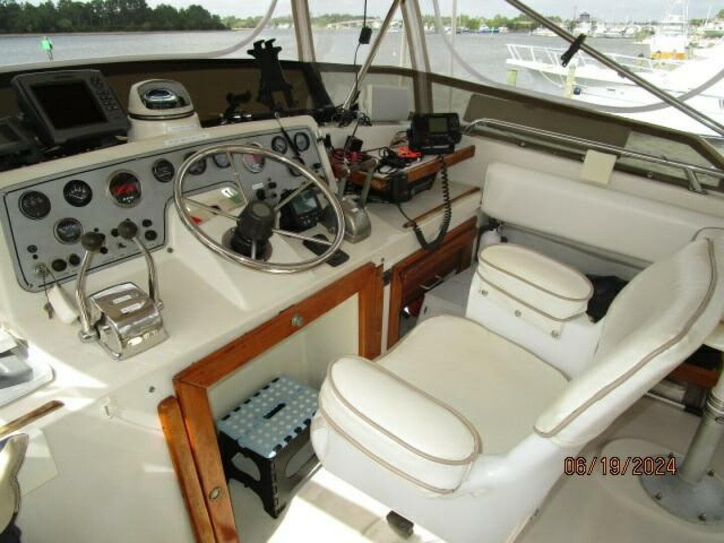 1984 Mainship 40 DC — photo 23