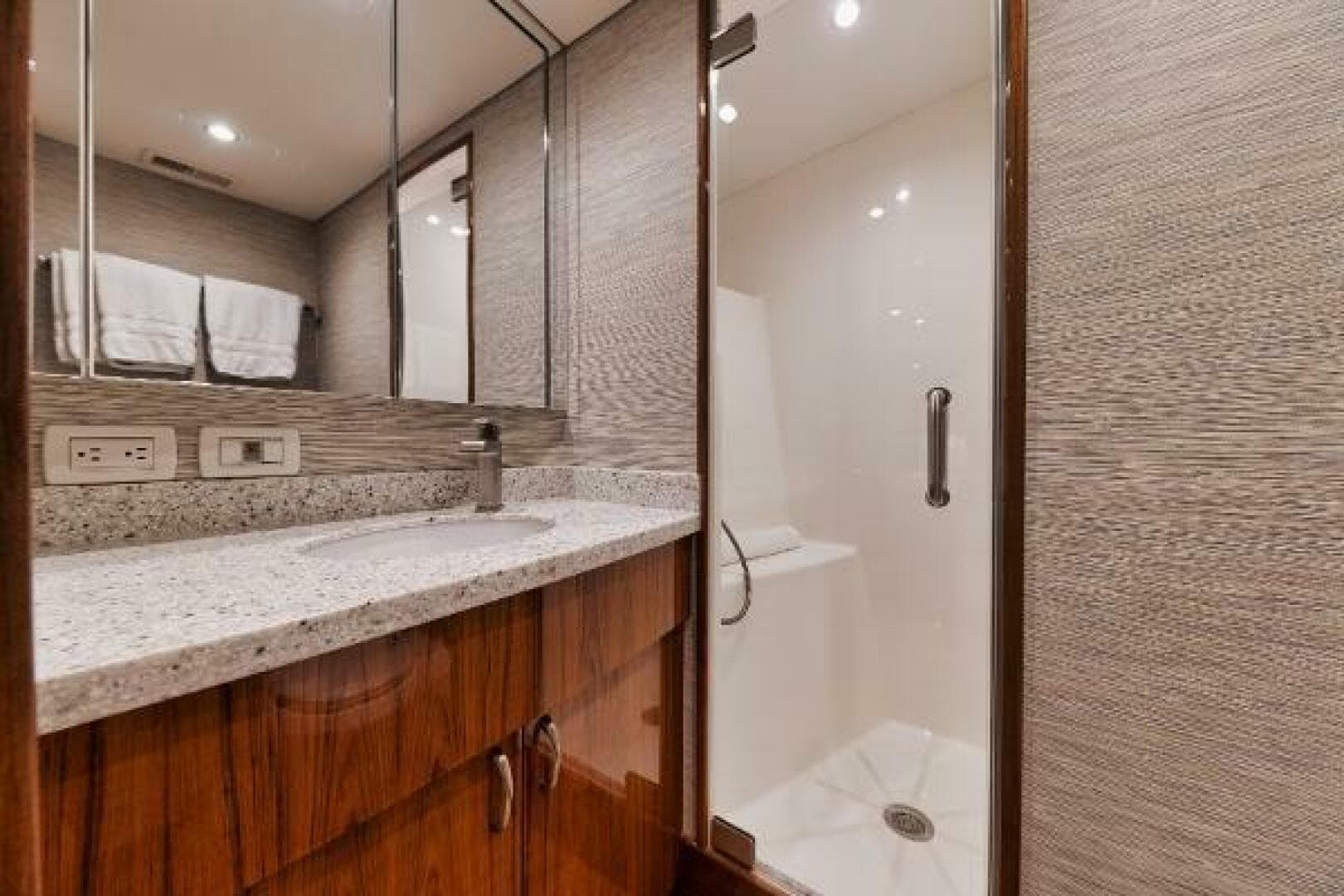 2018 Hatteras GT 54 — photo 25