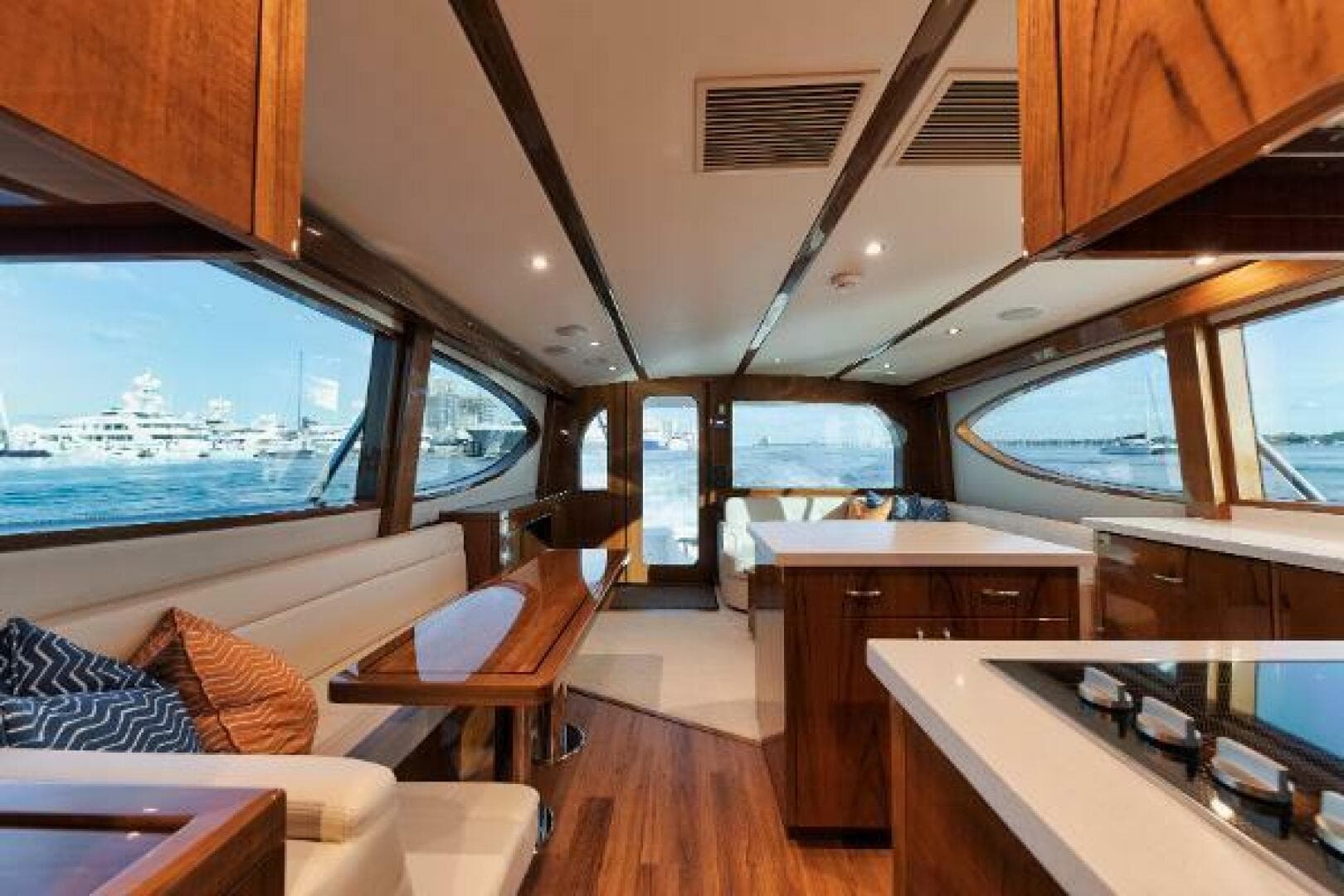 2018 Hatteras GT 54 — photo 6