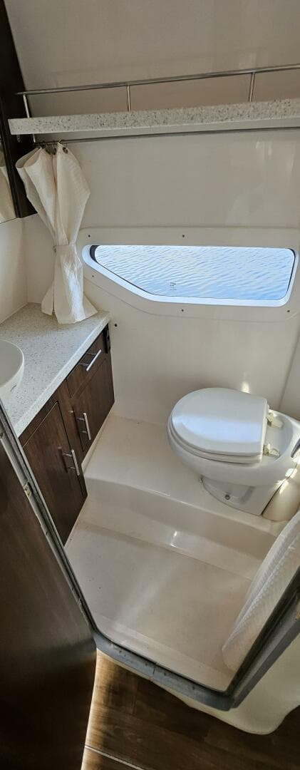 2018 Regal 33 Xo Express Cruiser Outboard — photo 25