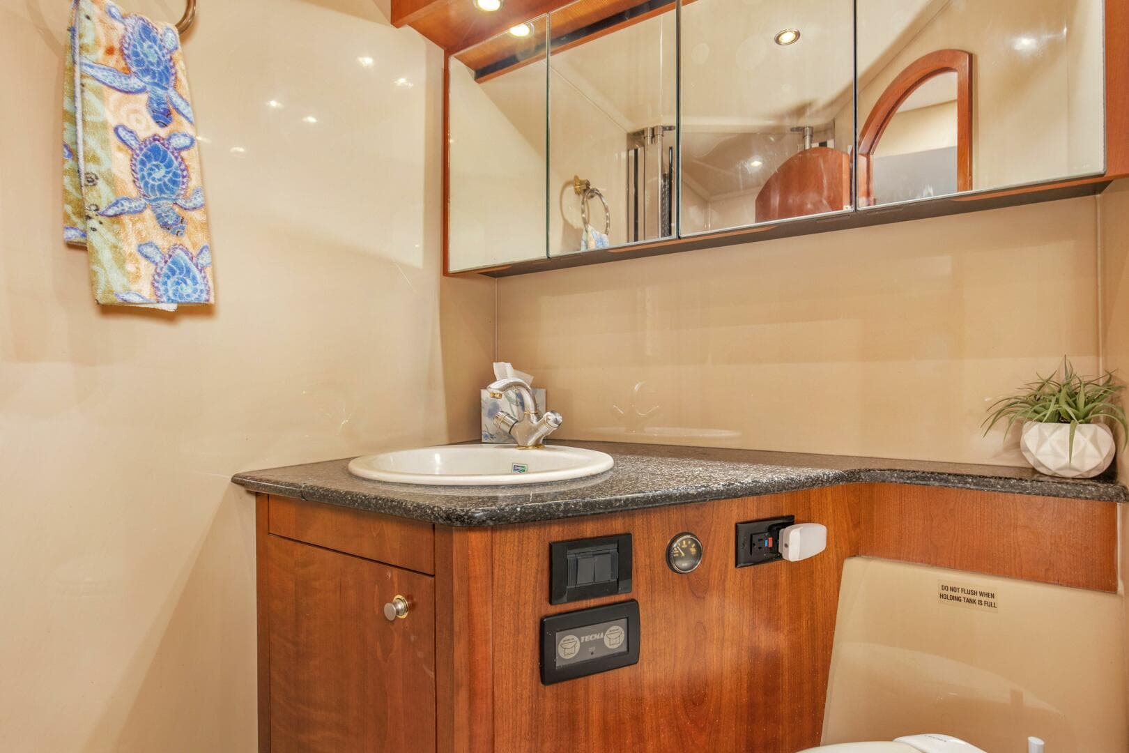 2005 Cruisers Yachts 500 Express — photo 13