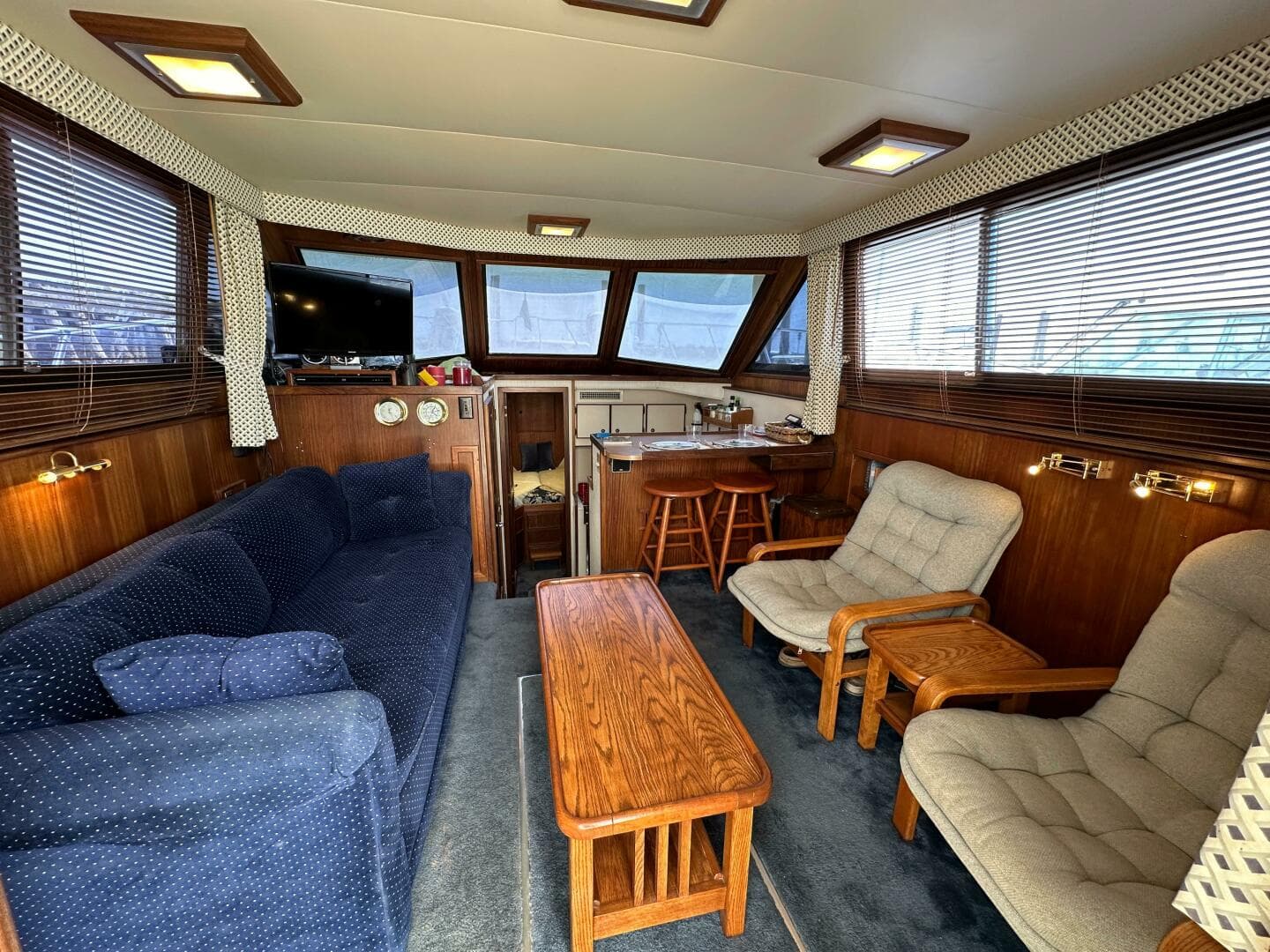 1985 Hatteras 36 Convertible — photo 4