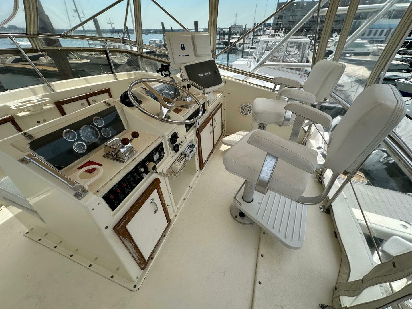 1985 Hatteras 36 Convertible — photo 8