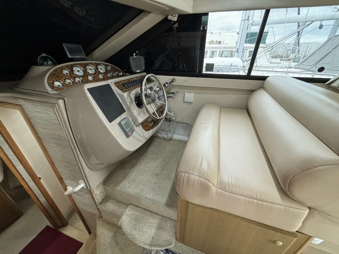 2000 Bayliner 3788 Command Bridge — photo 16