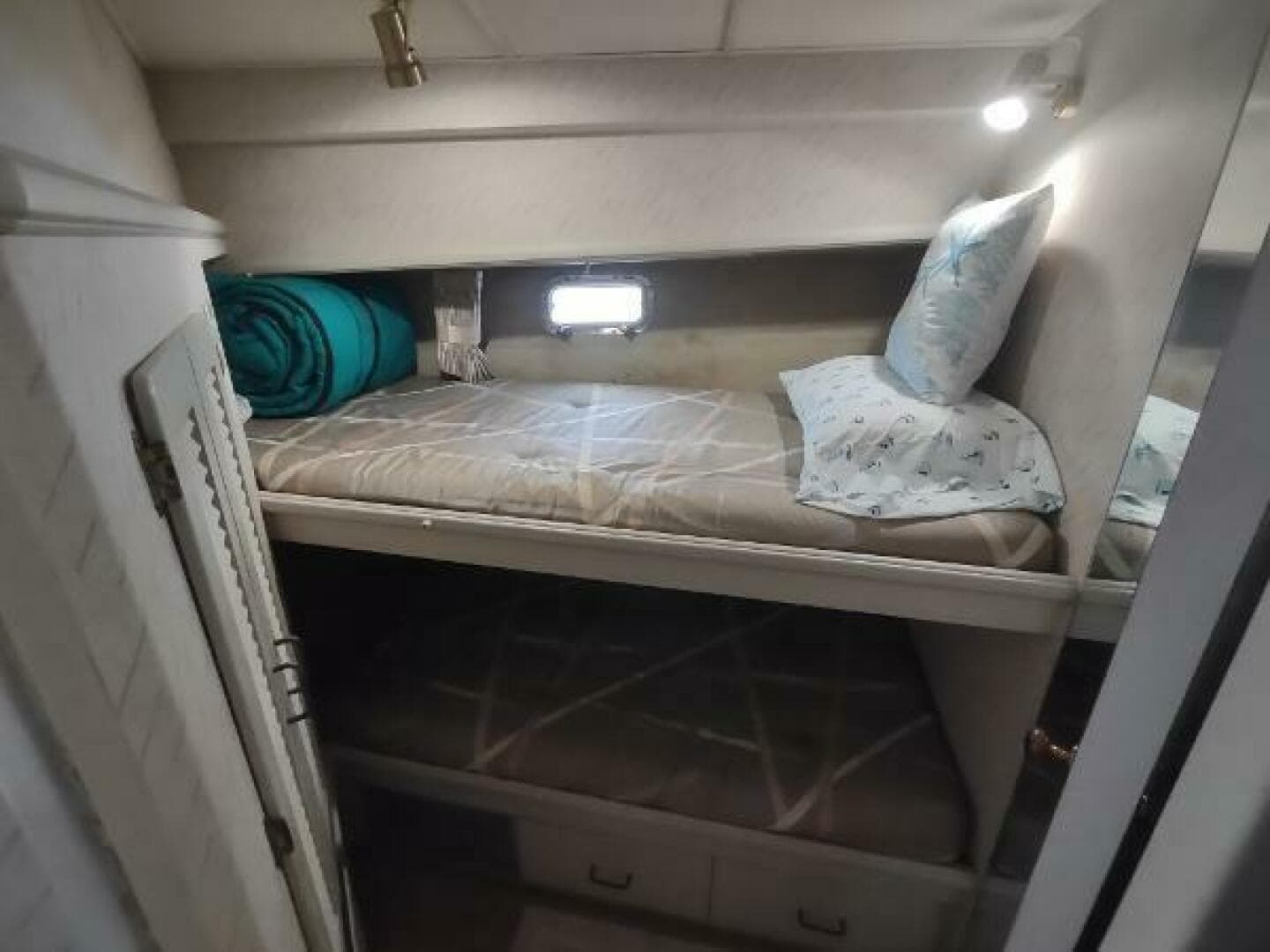 1988 Tollycraft 34 Sport Sedan — photo 18