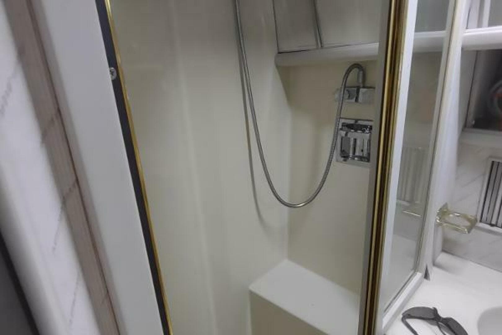 1988 Tollycraft 34 Sport Sedan — photo 21