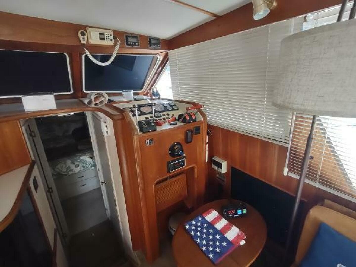 1988 Tollycraft 34 Sport Sedan — photo 6