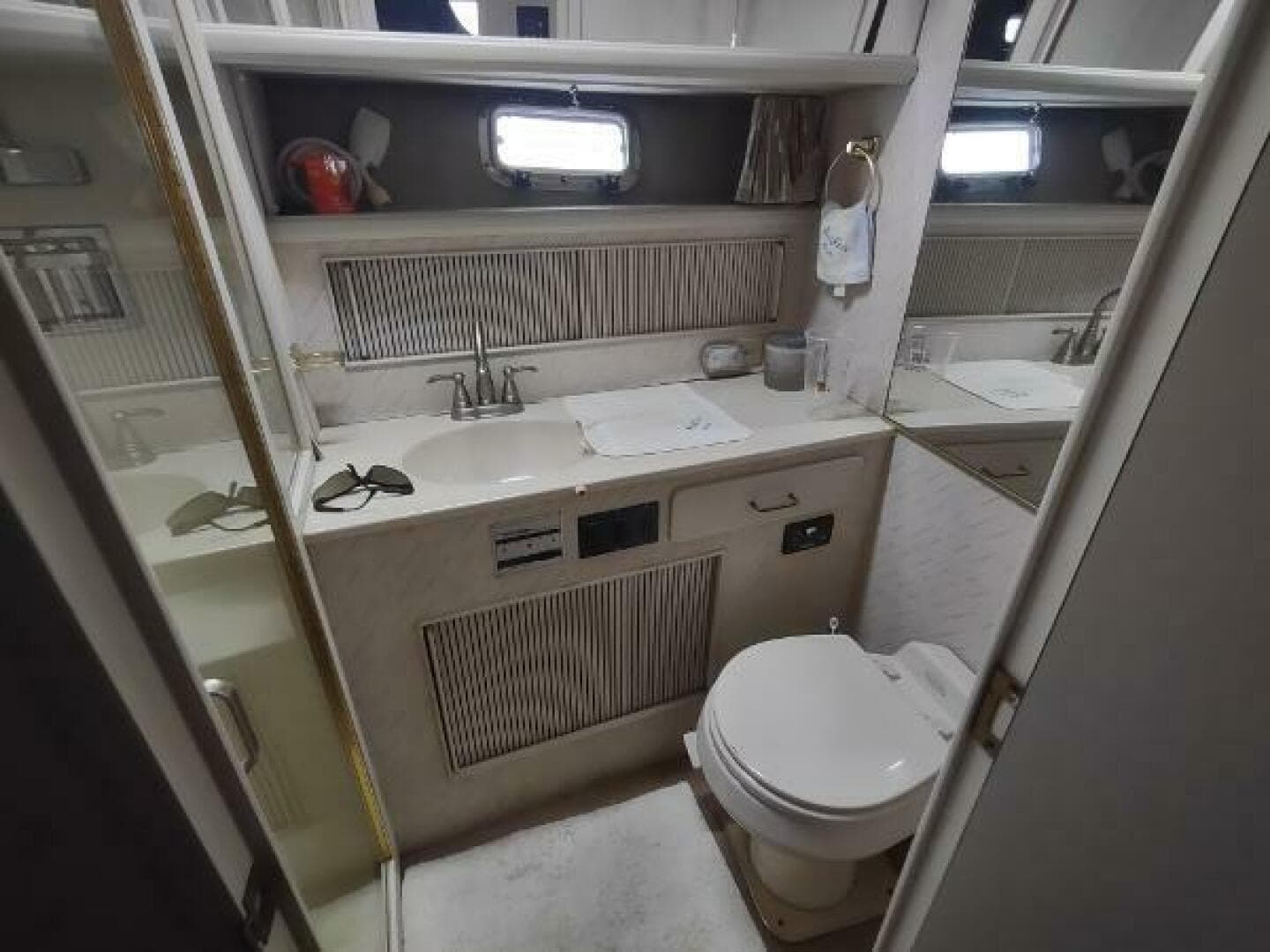 1988 Tollycraft 34 Sport Sedan — photo 20