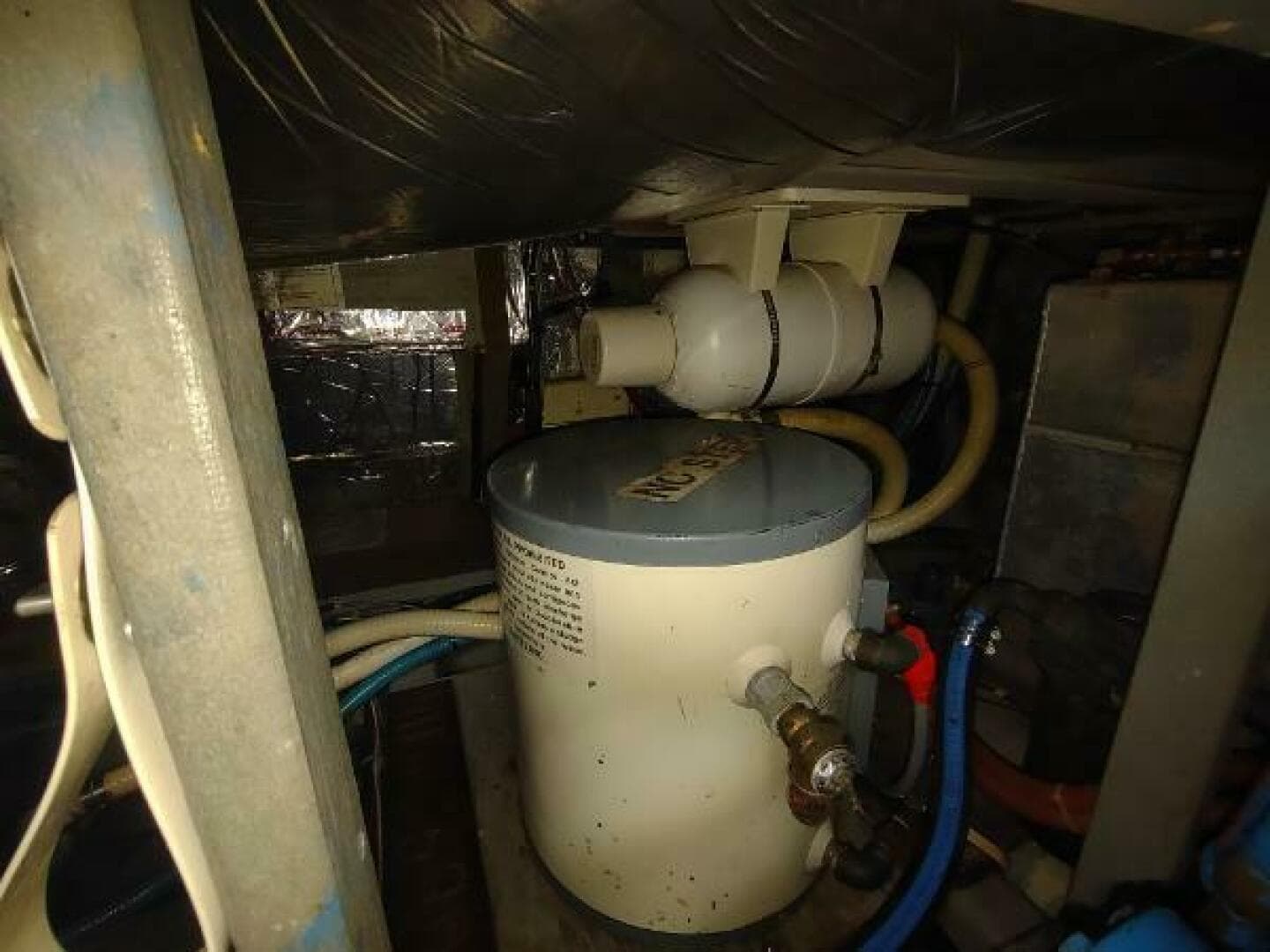 1988 Tollycraft 34 Sport Sedan — photo 40