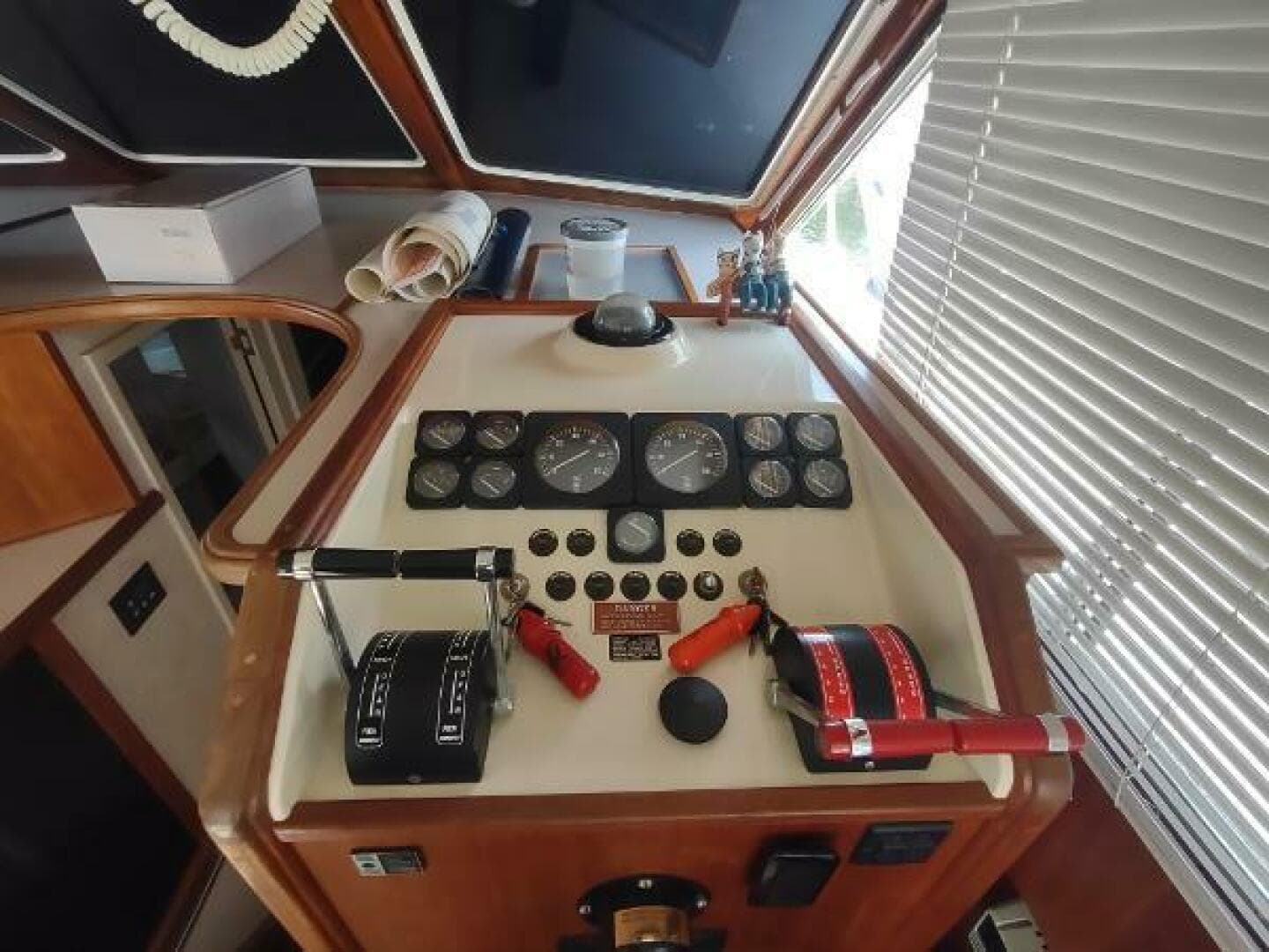 1988 Tollycraft 34 Sport Sedan — photo 7