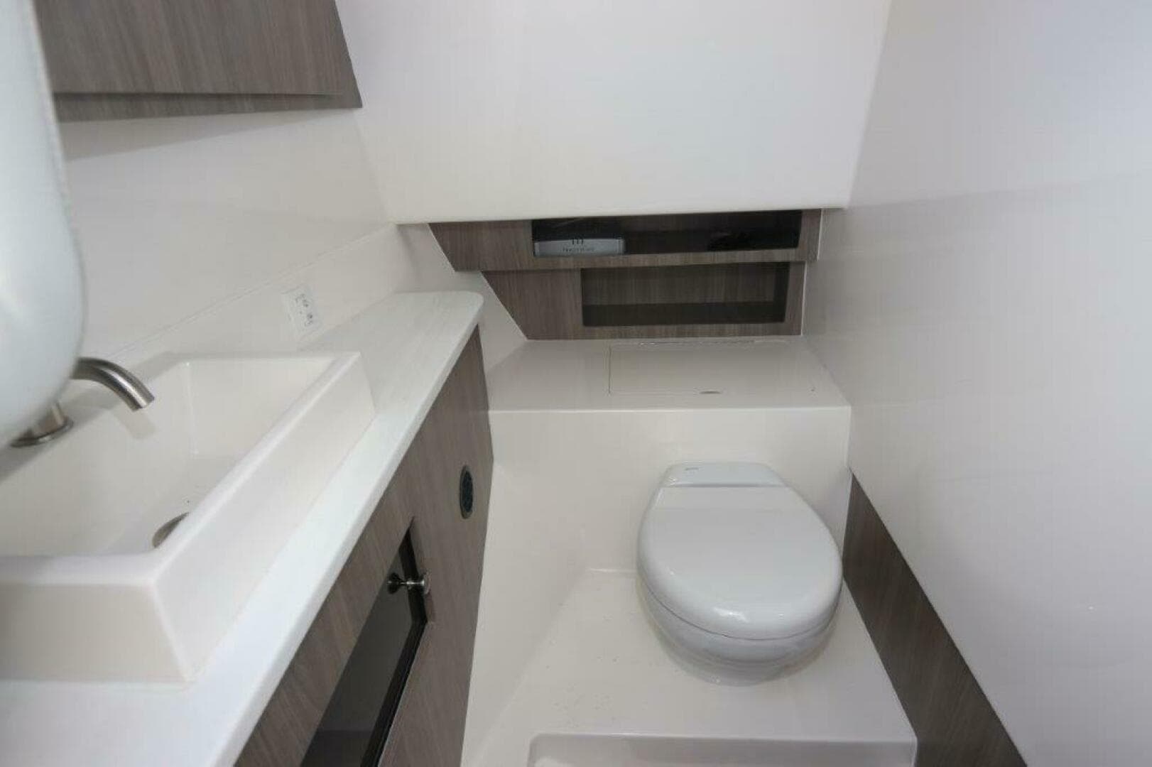 2022 Regal LX 36 — photo 19