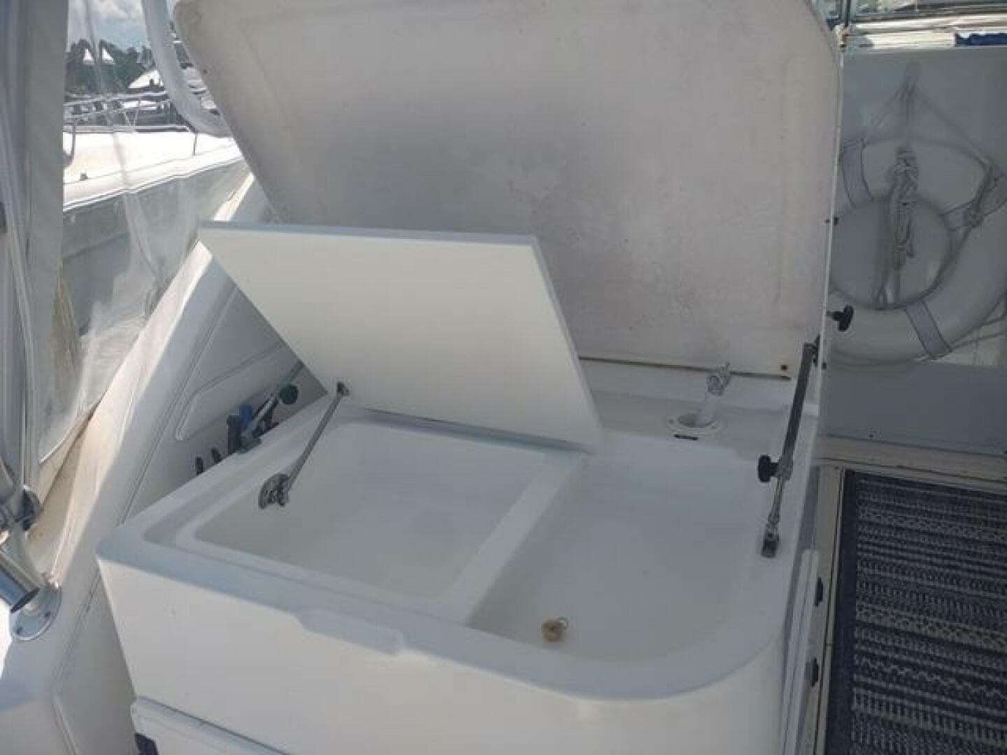 1996 Wellcraft 3300 Coastal — photo 23