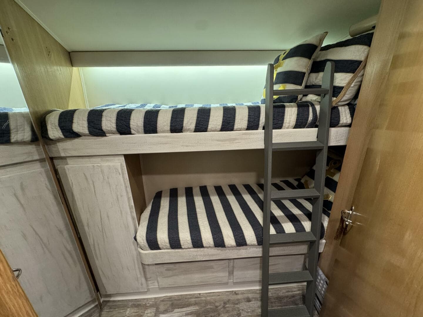 1994 Hatteras 54 Yacht — photo 42