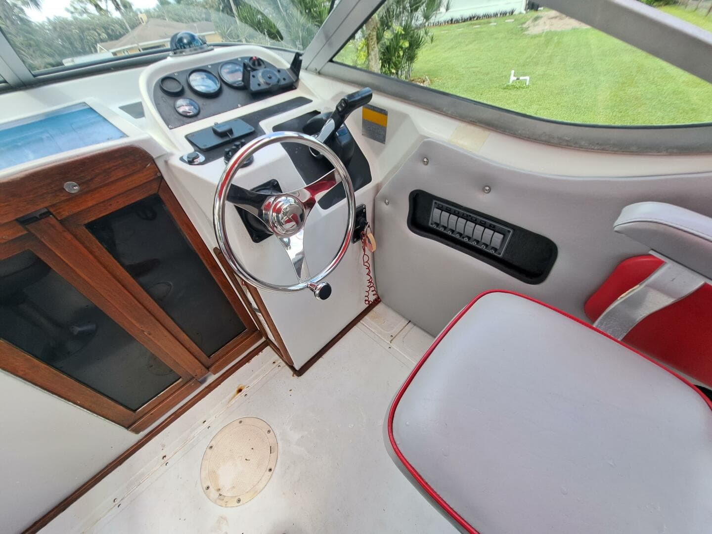 2021 Boston Whaler 300 Fourstroke — photo 3