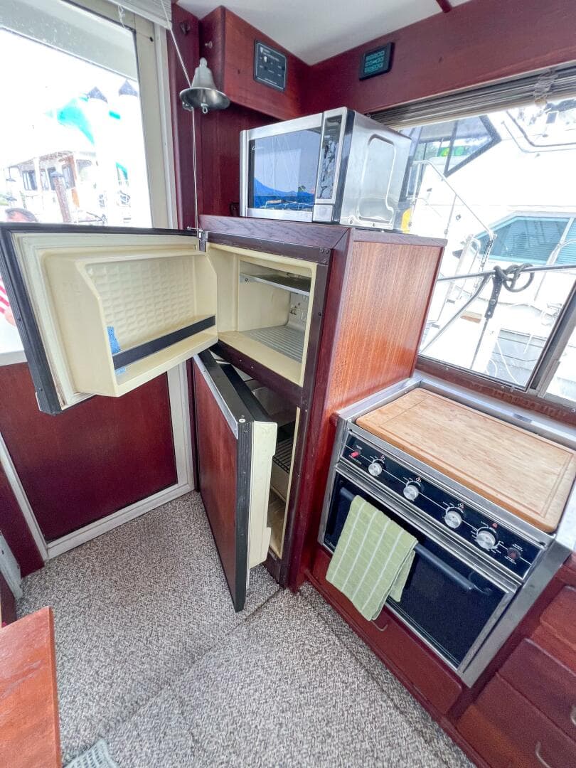 1987 Tollycraft 34 Sedan Sport — photo 49