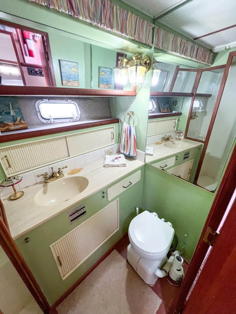 1987 Tollycraft 34 Sedan Sport — photo 44