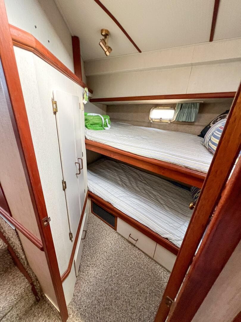 1987 Tollycraft 34 Sedan Sport — photo 38