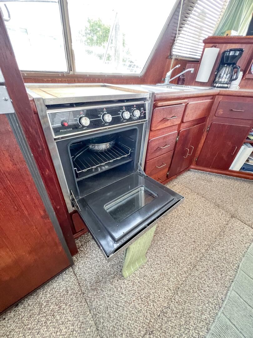 1987 Tollycraft 34 Sedan Sport — photo 48