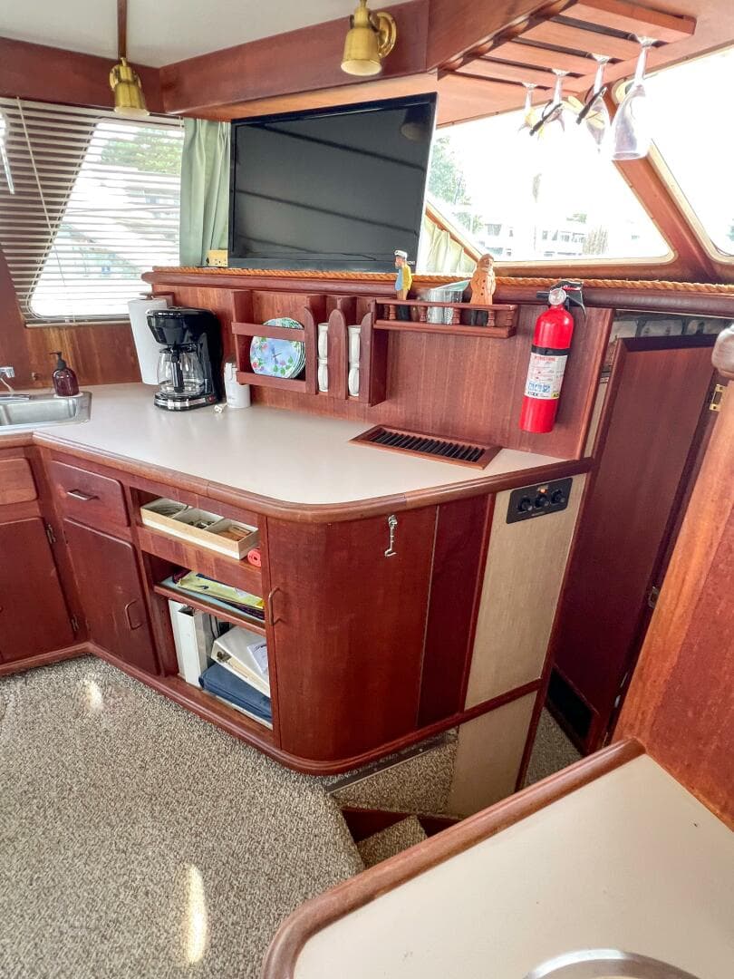 1987 Tollycraft 34 Sedan Sport — photo 33