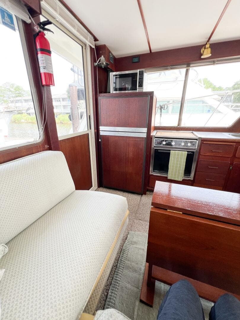 1987 Tollycraft 34 Sedan Sport — photo 27