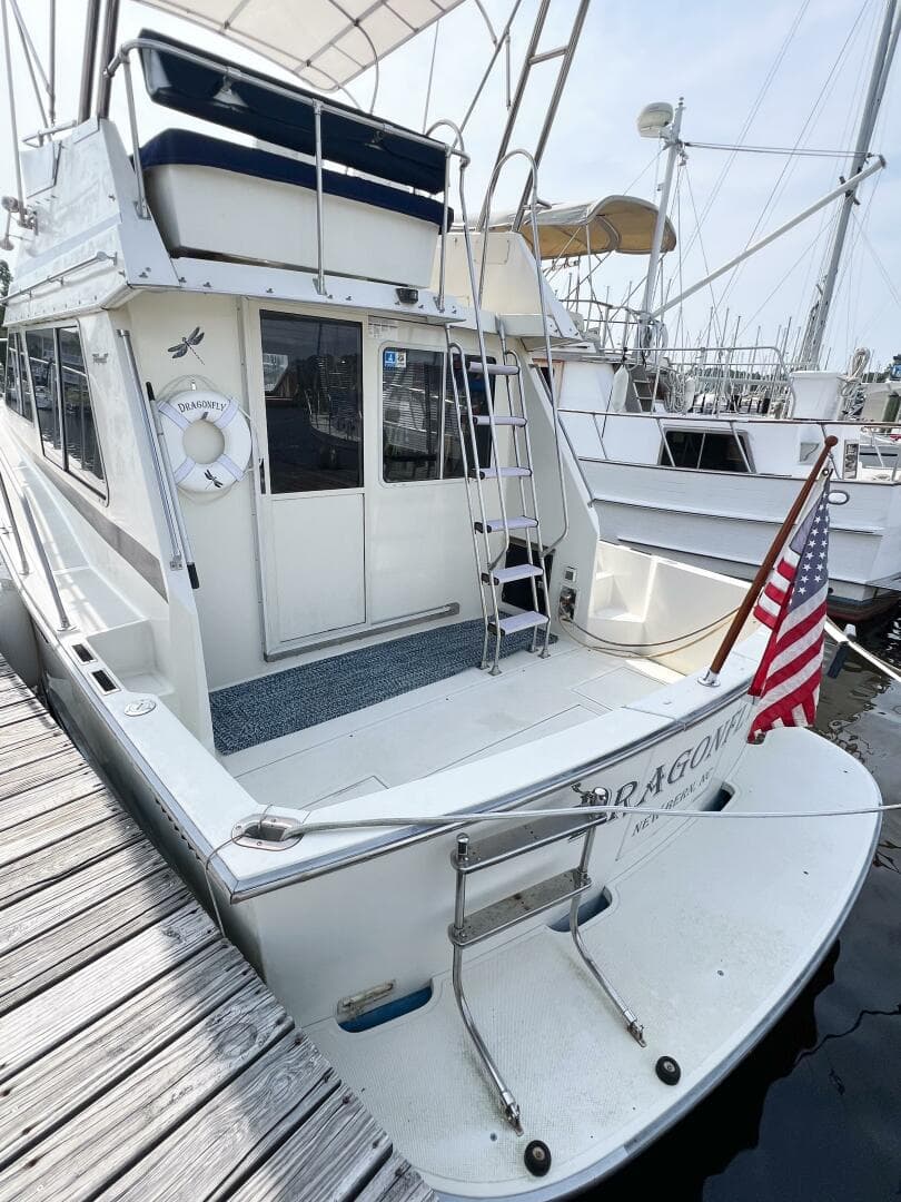 1987 Tollycraft 34 Sedan Sport — photo 11