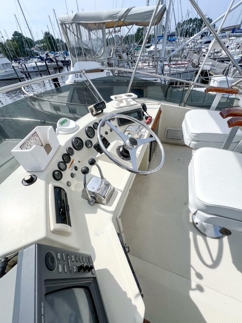 1987 Tollycraft 34 Sedan Sport — photo 15